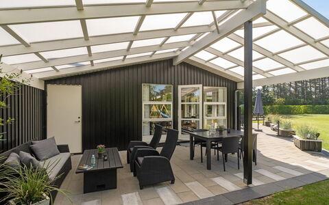 Wilja - 400M from the Sea: Meubilair, Interieur Ontwerp, Stoel, Flooring, Tafel, Toevlucht, Verdieping, Plafond, Kamer, Eco Hotel