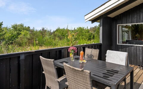 Asmo - 350M from the Sea: Blauw, Struik, Verblijf, Groundcover, Tuin, Landgoed, Schaduw, Landscaping, Boerderij, Eco Hotel