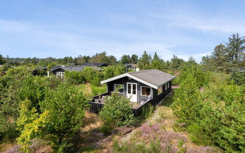 Asmo - 350M from the Sea: Blauw, Struik, Verblijf, Groundcover, Tuin, Landgoed, Schaduw, Landscaping, Boerderij, Eco Hotel