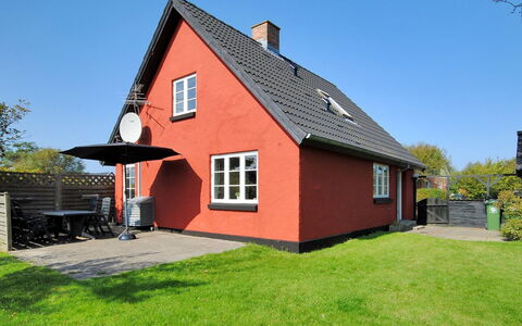 Indi - 400M from the Sea: Blauw, Struik, Verblijf, Groundcover, Tuin, Landgoed, Schaduw, Landscaping, Boerderij, Eco Hotel