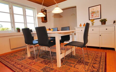Indi - 400M from the Sea: Blauw, Struik, Verblijf, Groundcover, Tuin, Landgoed, Schaduw, Landscaping, Boerderij, Eco Hotel