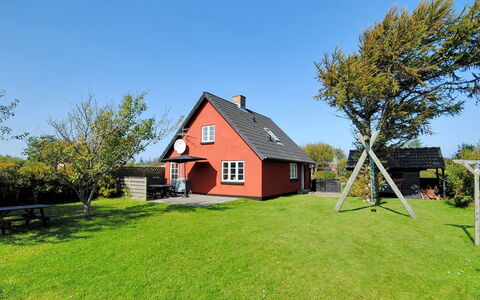 Indi - 400M from the Sea: Blauw, Struik, Verblijf, Groundcover, Tuin, Landgoed, Schaduw, Landscaping, Boerderij, Eco Hotel