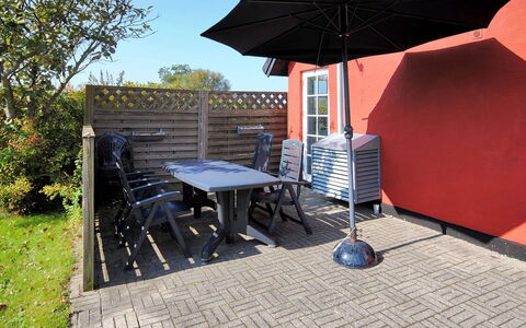 Indi - 400M from the Sea: Blauw, Struik, Verblijf, Groundcover, Tuin, Landgoed, Schaduw, Landscaping, Boerderij, Eco Hotel