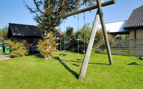 Indi - 400M from the Sea: Blauw, Struik, Verblijf, Groundcover, Tuin, Landgoed, Schaduw, Landscaping, Boerderij, Eco Hotel