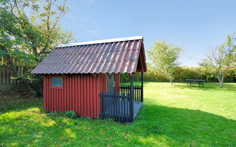 Indi - 400M from the Sea: Blauw, Struik, Verblijf, Groundcover, Tuin, Landgoed, Schaduw, Landscaping, Boerderij, Eco Hotel