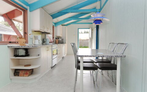 Momme - 500M from the Sea: Interieur Ontwerp, Flooring, Plafond, Verdieping, Meubilair, Keuken, Major Appliance, Stoel, Kamer, Countertop