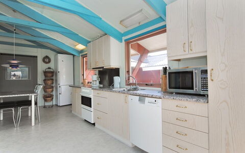 Momme - 500M from the Sea: Interieur Ontwerp, Hout, Flooring, Plafond, Meubilair, Verdieping, Countertop, Keuken, Cabinetry, Kamer