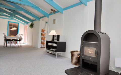 Momme - 500M from the Sea: Flooring, Verdieping, Hout, Plafond, Interieur Ontwerp, Meubilair, Verlichting, Kamer, Stoel, Woonkamer
