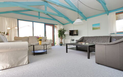 Momme - 500M from the Sea: Meubilair, Flooring, Interieur Ontwerp, Verdieping, Plafond, Bankstel, Woonkamer, Huis, Tapijt