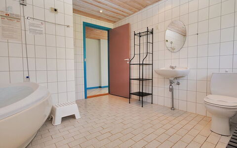 Momme - 500M from the Sea: Flooring, Verdieping, Loodgieterswerkinrichting, Interieur Ontwerp, Loodgieter, Badkamer, Kamer, Wastafel In De Badkamer, Plafond, Tegel