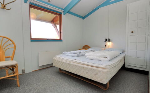Momme - 500M from the Sea: Bed, Slaapkamer, Interieur Ontwerp, Verdieping, Meubilair, Flooring, Hout, Laken, Plafond, Kamer