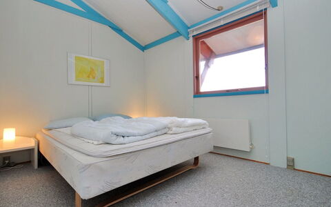 Momme - 500M from the Sea: Interieur Ontwerp, Slaapkamer, Verdieping, Plafond, Flooring, Bed, Laken, Kamer, Bedding, Bed Frame