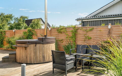 Swipdagh - 500M from the Sea: Hout, Huis, Veranda, Dek, Hardwood, Dak, Beits, Houten Vloer, Eco Hotel