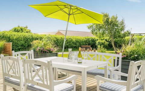 Swipdagh - 500M from the Sea: Hout, Huis, Veranda, Dek, Hardwood, Dak, Beits, Houten Vloer, Eco Hotel