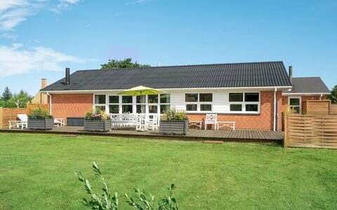 Swipdagh - 500M from the Sea: Hout, Huis, Veranda, Dek, Hardwood, Dak, Beits, Houten Vloer, Eco Hotel