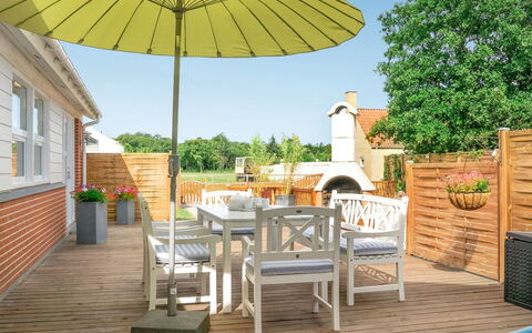 Swipdagh - 500M from the Sea: Hout, Huis, Veranda, Dek, Hardwood, Dak, Beits, Houten Vloer, Eco Hotel