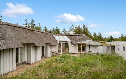 Gunnie - 1.1Km from the Sea: Blauw, Struik, Verblijf, Groundcover, Tuin, Landgoed, Schaduw, Landscaping, Boerderij, Eco Hotel