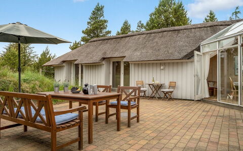 Gunnie - 1.1Km from the Sea: Blauw, Struik, Verblijf, Groundcover, Tuin, Landgoed, Schaduw, Landscaping, Boerderij, Eco Hotel