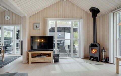 Henriete - 3.5Km from the Sea: Hout, Flooring, Plafond, Verdieping, Houten Vloer, Hardwood, Woonkamer, Beits, Huishoudapparatuur, Plank