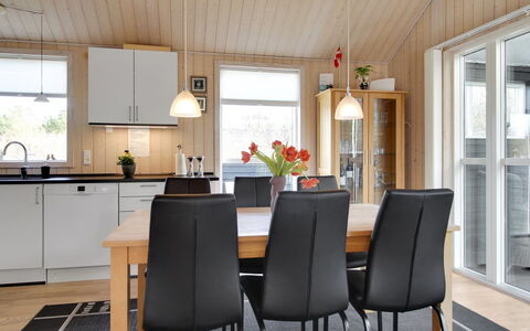 Henriete - 3.5Km from the Sea: Meubilair, Flooring, Hout, Interieur Ontwerp, Eetkamer, Keuken En Eettafel, Verdieping, Stoel, Tafel, Houten Vloer