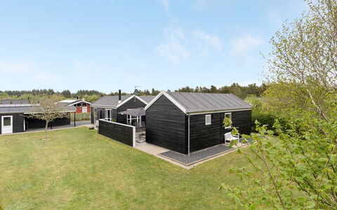 Henriete - 3.5Km from the Sea: Huis, Dak, Huis, Verblijf, Siding, Gazon, Garden Gebouwen, Tuin, Werf, Landscaping