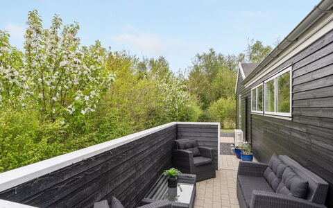 Henriete - 3.5Km from the Sea: Plafond, Flooring, Interieur Ontwerp, Verdieping, Samengesteld Materiaal, Meubilair, Toevlucht, Hotel, Ontwerp, Daylighting