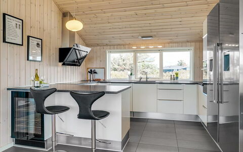 Esma - 150M from the Sea: Keuken, Flooring, Countertop, Interieur Ontwerp, Meubilair, Hout, Plafond, Lichte Inrichting, Toestel Van De Keuken, Verdieping