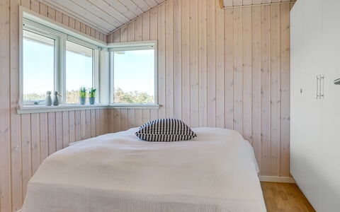 Esma - 150M from the Sea: Hout, Plafond, Flooring, Interieur Ontwerp, Verdieping, Slaapkamer, Houten Vloer, Kamer, Bed, Plank