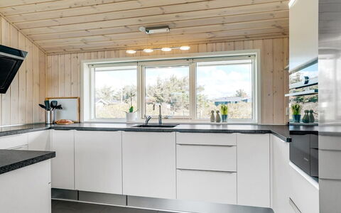 Esma - 150M from the Sea: Keuken, Hout, Countertop, Toestel Van De Keuken, Flooring, Plafond, Interieur Ontwerp, Cabinetry, Major Appliance, Huis