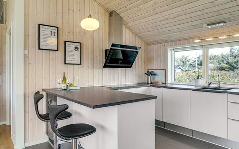 Esma - 150M from the Sea: Keuken, Hout, Countertop, Plafond, Interieur Ontwerp, Lichte Inrichting, Flooring, Toestel Van De Keuken, Huis, Verdieping