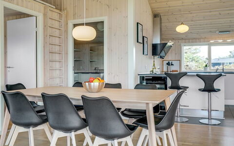Esma - 150M from the Sea: Hout, Interieur Ontwerp, Flooring, Meubilair, Plafond, Keuken En Eettafel, Verdieping, Lichte Inrichting, Houten Vloer, Eetkamer