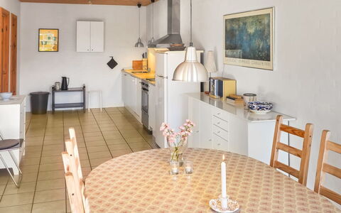 Elef - 2.0Km from the Sea: Meubilair, Interieur Ontwerp, Flooring, Verdieping, Keuken, Plafond, Hout, Kamer, Stoel, Countertop