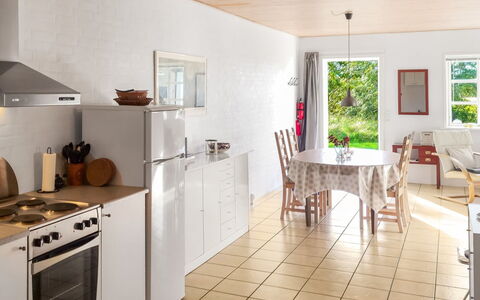 Elef - 2.0Km from the Sea: Meubilair, Interieur Ontwerp, Flooring, Verdieping, Hout, Plafond, Keuken, Stoel, Countertop, Kamer