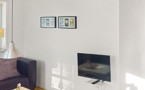 Elef - 2.0Km from the Sea: Muur, Flooring, Interieur Ontwerp, Verdieping, Kamer, Meubilair, Woonkamer, Elektronisch Apparaat, Televisietoestel