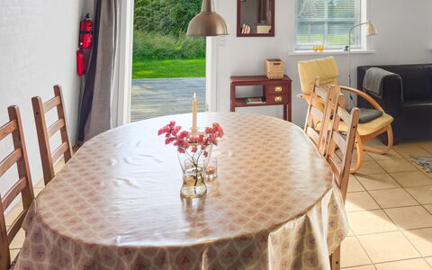 Elef - 2.0Km from the Sea: Meubilair, Interieur Ontwerp, Flooring, Tafel, Stoel, Verdieping, Hout, Eetkamer, Keuken En Eettafel, Kamer