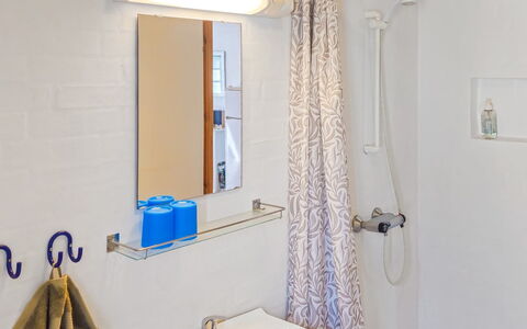 Elef - 2.0Km from the Sea: Muur, Interieur Ontwerp, Loodgieterswerkinrichting, Textiel, Badkamer, Verlichting, Douchegordijn, Loodgieter, Wastafel In De Badkamer, Kamer