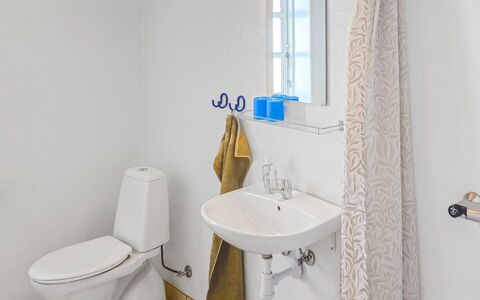 Elef - 2.0Km from the Sea: Loodgieterswerkinrichting, Wc Bril, Badkamer, Toilet, Interieur Ontwerp, Verdieping, Flooring, Loodgieter, Wastafel In De Badkamer, Wastafel