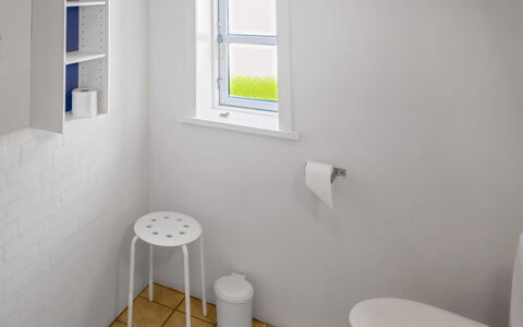 Elef - 2.0Km from the Sea: Muur, Loodgieterswerkinrichting, Interieur Ontwerp, Badkamer, Verdieping, Wastafel, Loodgieter, Toilet, Wastafel In De Badkamer