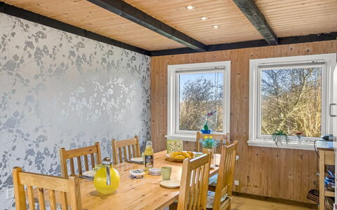 Stella - 700M from the Sea: Hout, Dak, Architectuur, Huis, Huis, Verblijf, Siding, Hardwood, Helling, Landgoed