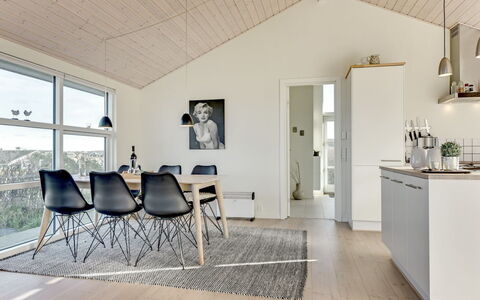 Dimka - 300M from the Sea: Hout, Flooring, Plafond, Interieur Ontwerp, Verdieping, Houten Vloer, Meubilair, Huis, Woonkamer, Lichte Inrichting