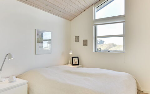 Dimka - 300M from the Sea: Hout, Plafond, Interieur Ontwerp, Flooring, Verdieping, Huis, Kamer, Slaapkamer, Bed, Houten Vloer