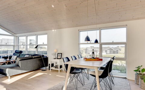 Dimka - 300M from the Sea: Hout, Plafond, Flooring, Interieur Ontwerp, Verdieping, Lichte Inrichting, Meubilair, Houten Vloer, Woonkamer, Keuken En Eettafel