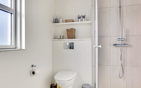 Dimka - 300M from the Sea: Badkamer, Loodgieterswerkinrichting, Muur, Flooring, Toilet, Interieur Ontwerp, Verdieping, Wc Bril, Loodgieter, Kraan