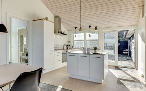 Dimka - 300M from the Sea: Flooring, Interieur Ontwerp, Hout, Plafond, Keuken, Verdieping, Countertop, Meubilair, Houten Vloer, Lichte Inrichting