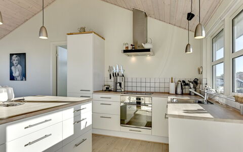 Dimka - 300M from the Sea: Flooring, Interieur Ontwerp, Keuken, Countertop, Plafond, Hout, Lichte Inrichting, Cabinetry, Verdieping, Meubilair
