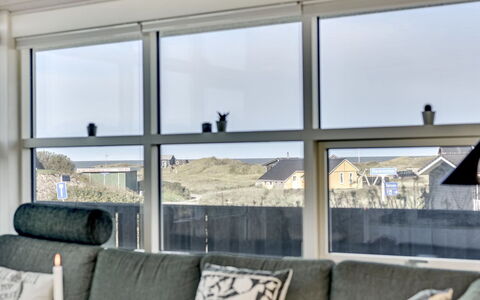 Dimka - 300M from the Sea: Interieur Ontwerp, Verdieping, Glas, Woonkamer, Daylighting, Bankstel, Plafond, Venster Behandeling