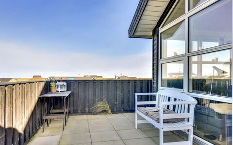 Dimka - 300M from the Sea: Appartement, Glas, Balkon, Schaduw, Hardwood, Daylighting, Plank, Dek, Aluminium, Leuning