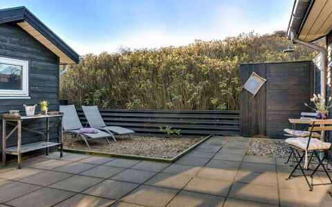 Dimka - 300M from the Sea: Hout, Buitenmeubels, Tuin, Dek, Deur, Hardwood, Plank, Bloempot, Backyard, Werf