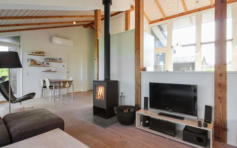 Preben - 500M from the Sea: Flooring, Interieur Ontwerp, Hout, Verdieping, Meubilair, Plafond, Houten Vloer, Kamer, Verlichting, Woonkamer