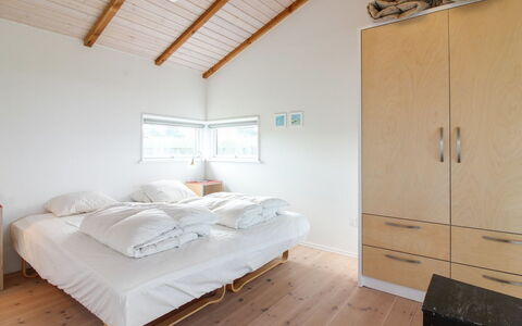 Preben - 500M from the Sea: Flooring, Interieur Ontwerp, Hout, Verdieping, Plafond, Slaapkamer, Bed, Meubilair, Kamer, Houten Vloer